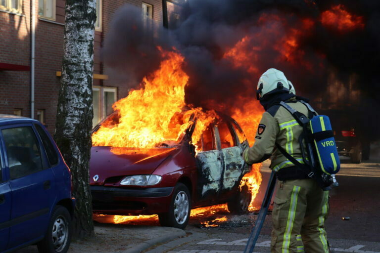 Auto uitgebrand door vlammenzee in Hoogeveen (video)