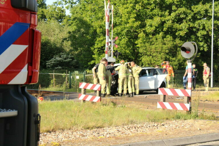 Botsing tussen trein en automobilist in Emmen