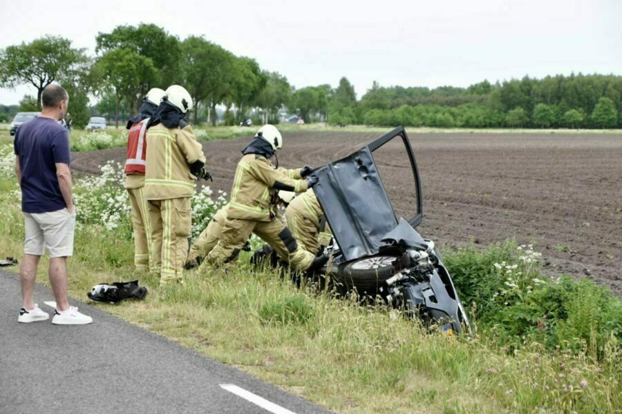 Auto belandt in greppel bij Steenbergen