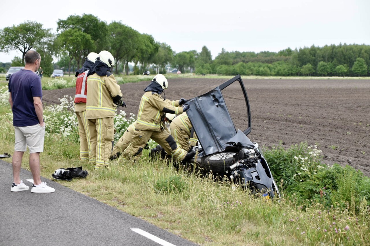 Auto belandt in greppel bij Steenbergen