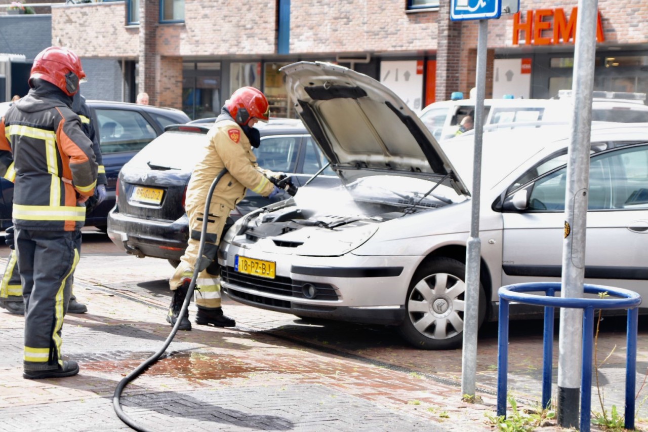 Brandweer in actie voor autobrand in Marum