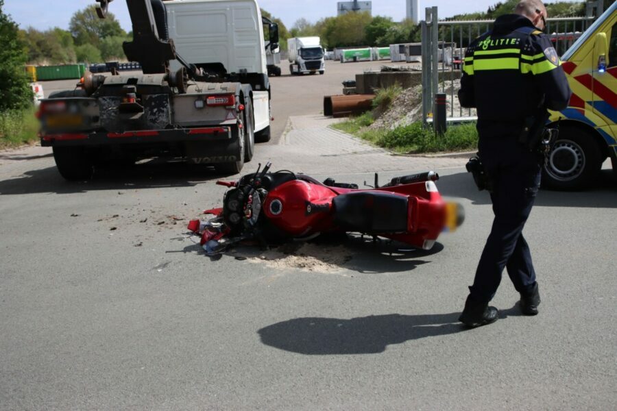 Motorrijder botst achterop vrachtwagen in Emmen