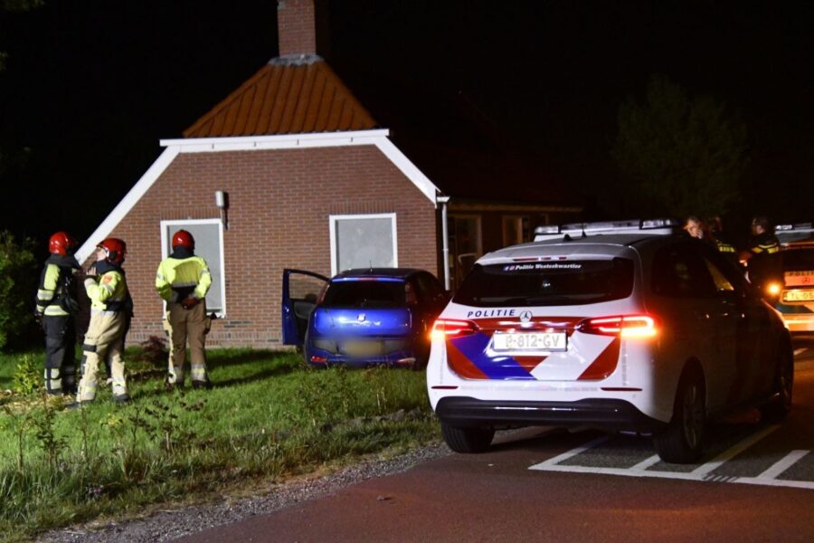 Auto botst tegen woning in Enumatil; bestuurder aangehouden