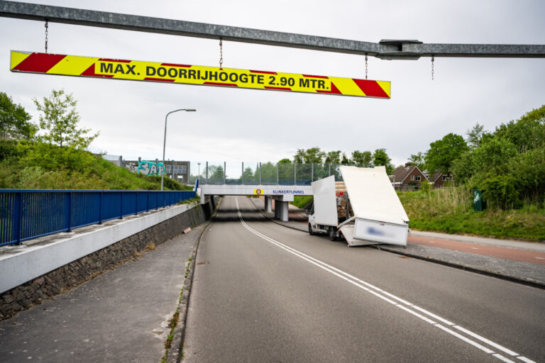 Bakwagen rijd voertuig kapot tegen Klinkertunnel in Sappemeer