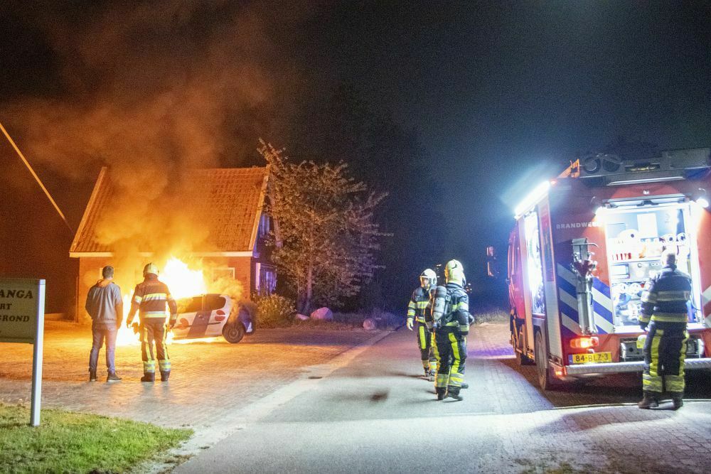 Auto vliegt in de brand bij de Triemen