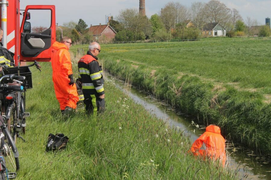 Brandweer doorzoekt sloot na aantreffen fiets bij Oostrum