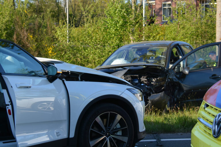 Twee automobilisten botsen in Assen