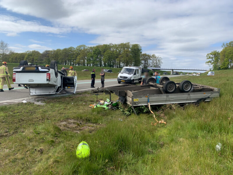 Auto met aanhanger belandt op de kop op N34 bij Borger