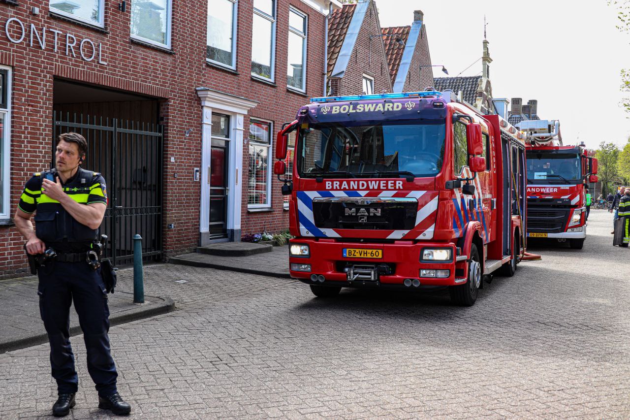 Winkel ontruimd na brand op dak in Bolsward