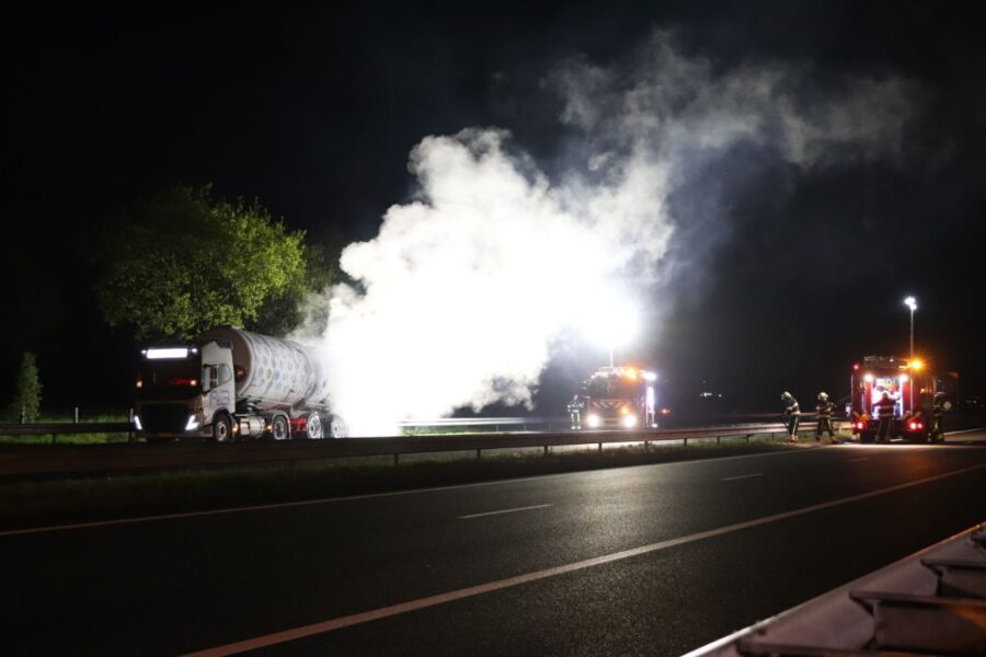 Tankwagen met melk vat vlam op de A32 bij Oldeholtwolde (video)