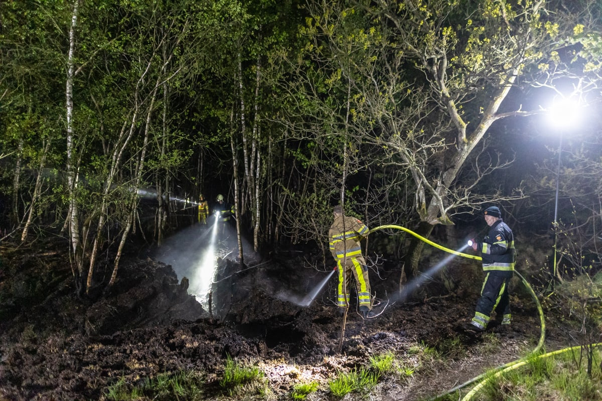 Brandweer blust natuurbrand in Beetsterzwaag