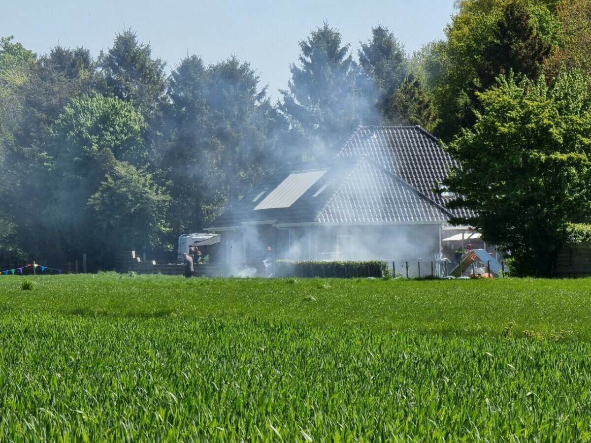 Brandweer blust buitenbrand in Winschoten