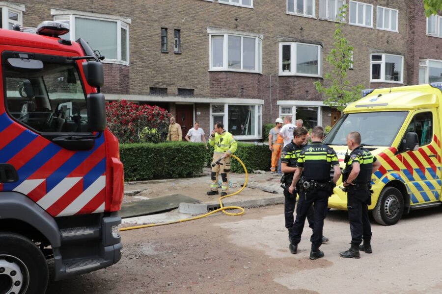 Persoon zakt tot middel in vers beton en wordt gered door brandweer