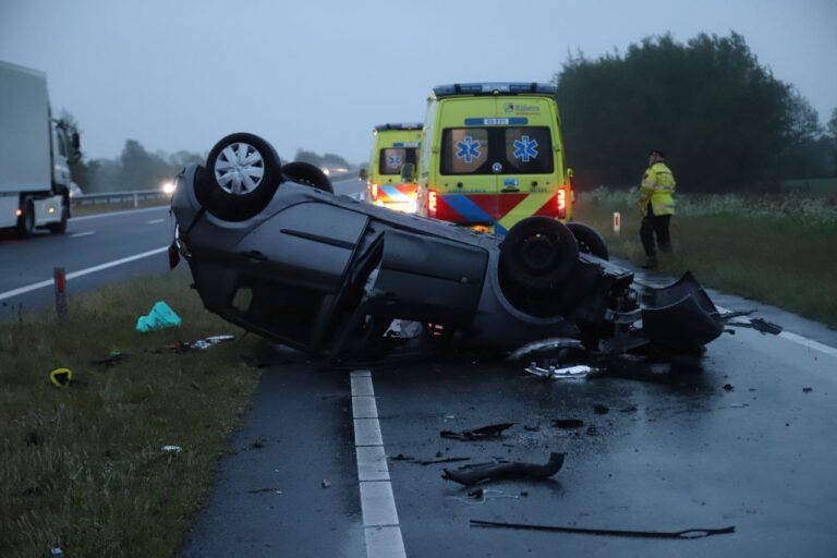Auto belandt op de kop na ongeval op N31 bij Opeinde, twee personen raken gewond