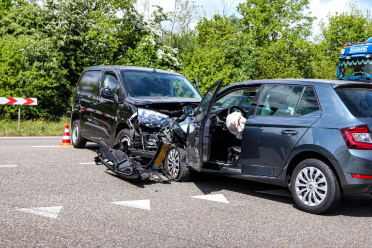 Bestuurder gewond bij ongeval op kruising in Heerenveen