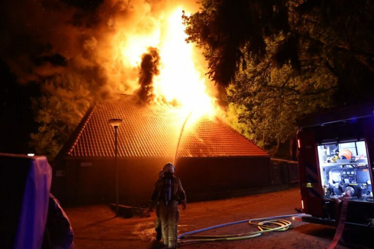 Grote brand verwoest schuur van camping De Schaopvolte in Eext