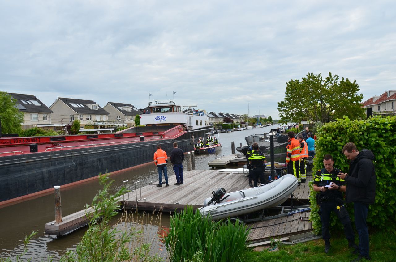 Vrachtschip vaart woonwijk binnen in Leeuwarden en richt ravage aan