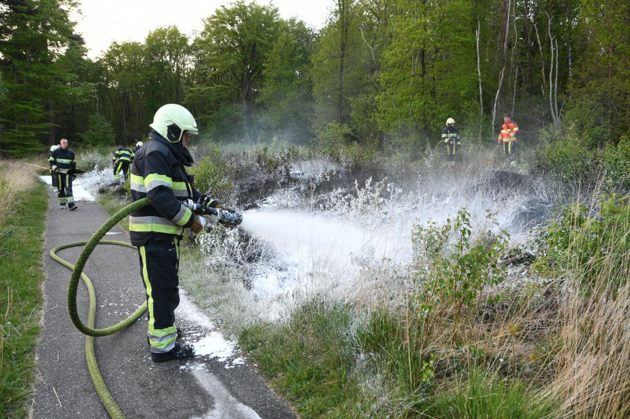 Brandweer blust brand in bosschages in Bakkeveen