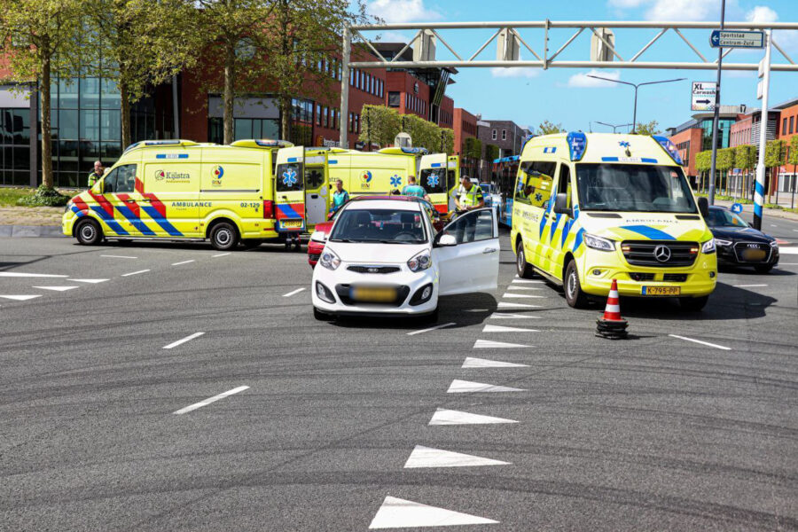 Kop-staart botsing tussen twee auto’s in Heerenveen