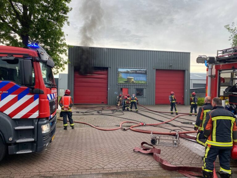 Loods in brand met hottubs in Nieuw-Buinen