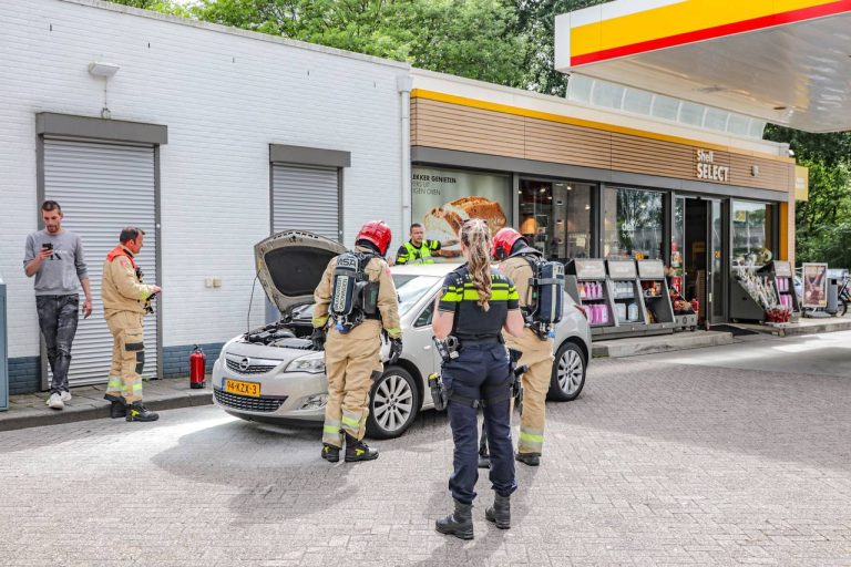 Brandweer blust remmen van auto in Groningen