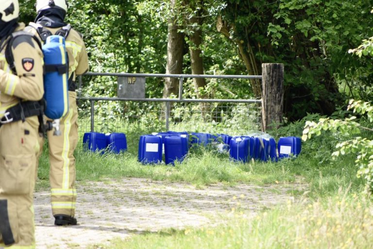 Jerrycans met vermoedelijk drugsafval aangetroffen in Roden en Norg