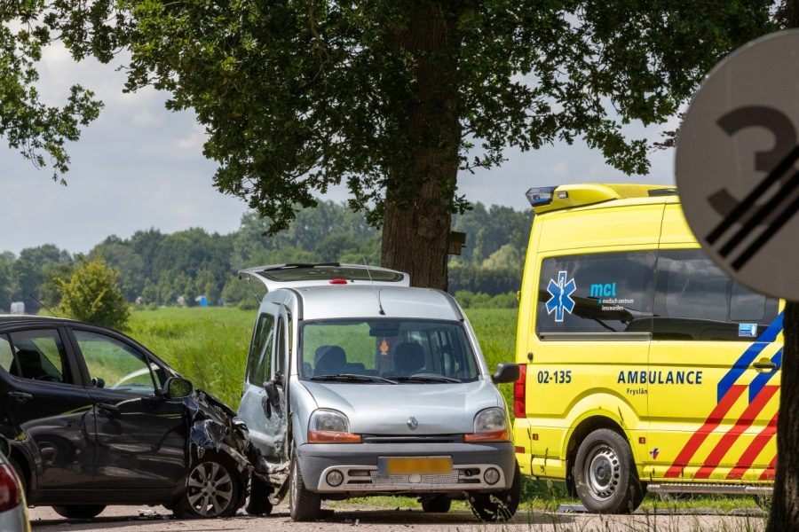 Auto ramt zijkant van andere auto door voorrangsfout in Drachten