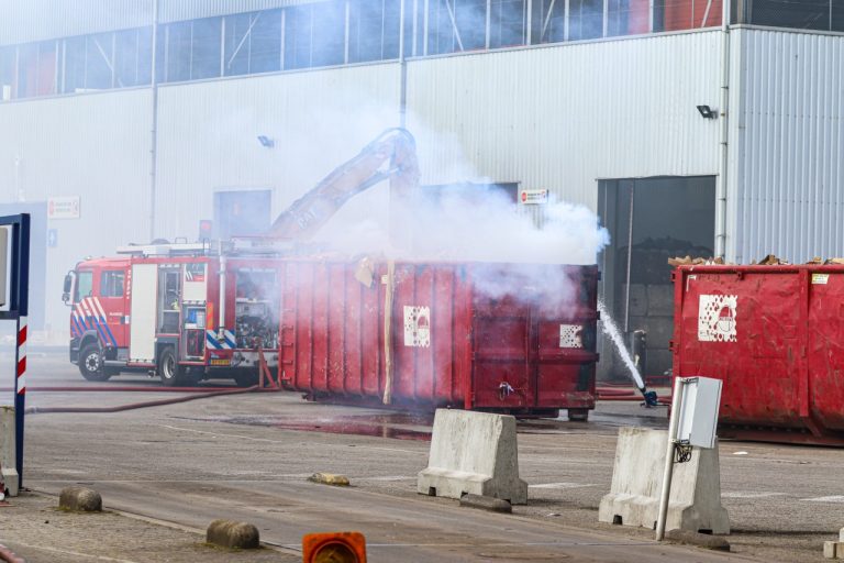 Papiercontainer vliegt in brand bij afvalverwerkingsbedrijf in Heerenveen