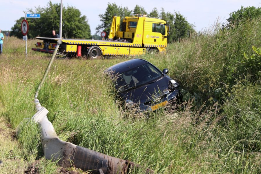 Auto belandt in greppel langs N392 bij Terwispel