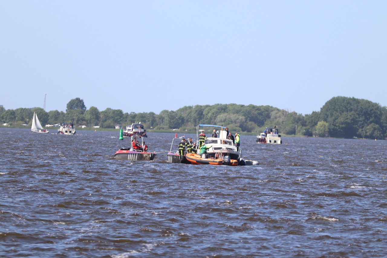 Boot in problemen op Sneekermeer