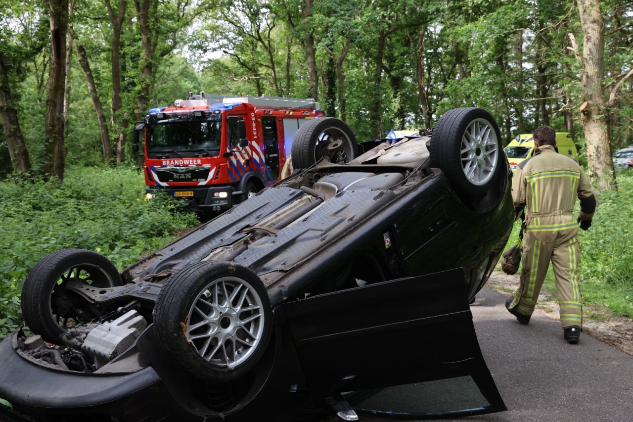 Bestuurder onder invloed slaat op de vlucht na ongeval in Eext