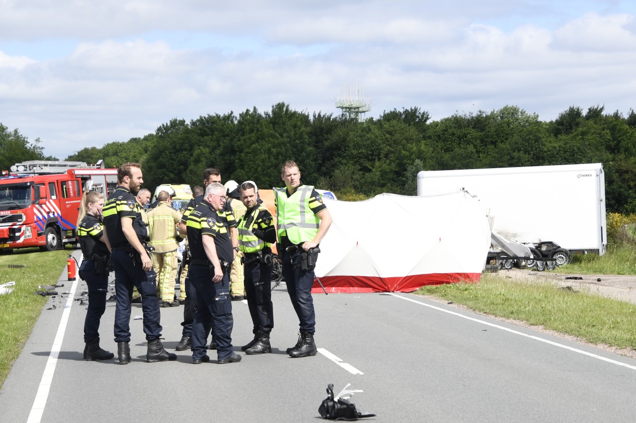 Ernstig ongeval tussen meerdere voertuigen in Eelde