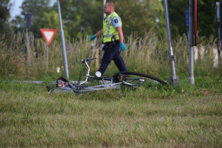 Fietser ernstig gewond bij ongeval met auto bij Stiens