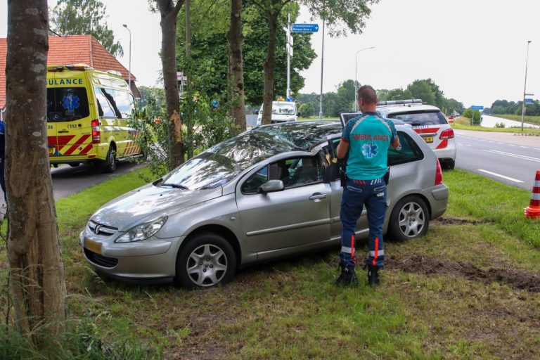 Auto komt op zijkant tegen boom terecht bij Coevorden