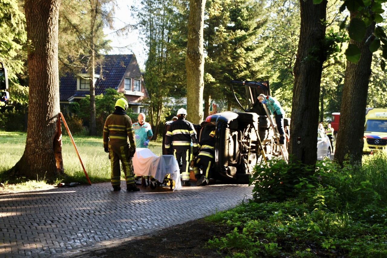 Auto belandt op zijkant in Bakkeveen, bestuurder bevrijd