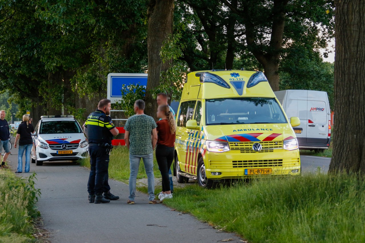 Vrouwen op scooter gaan onderuit in Emmen