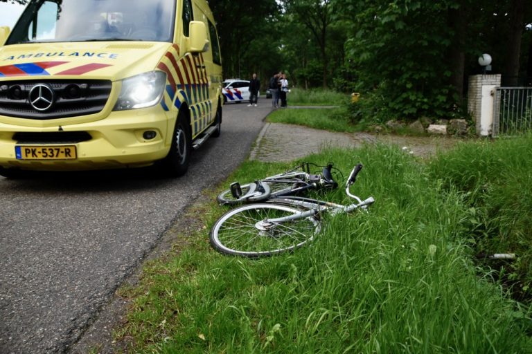 Fietsster geschept door auto in Roden