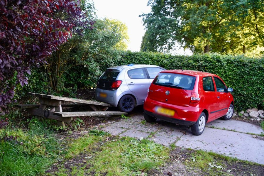 Auto rijdt door bosschage in Zevenhuizen; twee gewonden