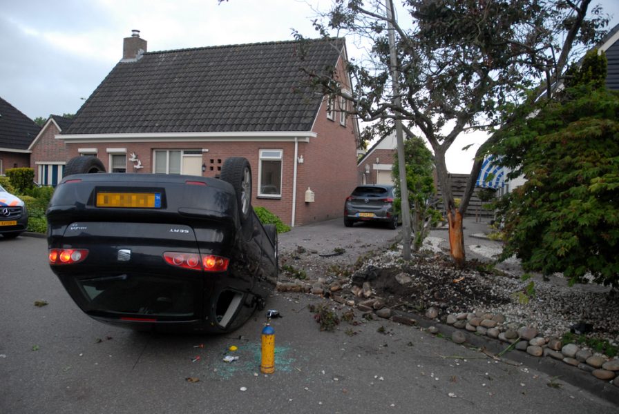 Auto belandt op de kop in woonwijk in Zevenhuizen