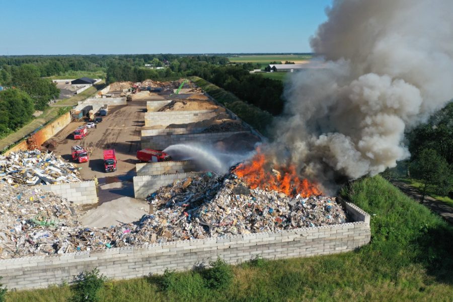 Grote brand bij recyclingbedrijf in Nieuw-Dordrecht (VIDEO)