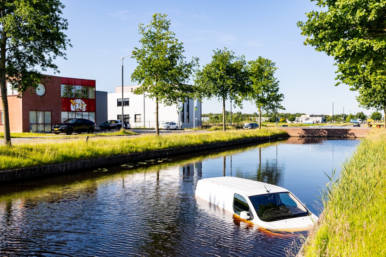 Busje rolt van oprit en raakt te water in Drachten