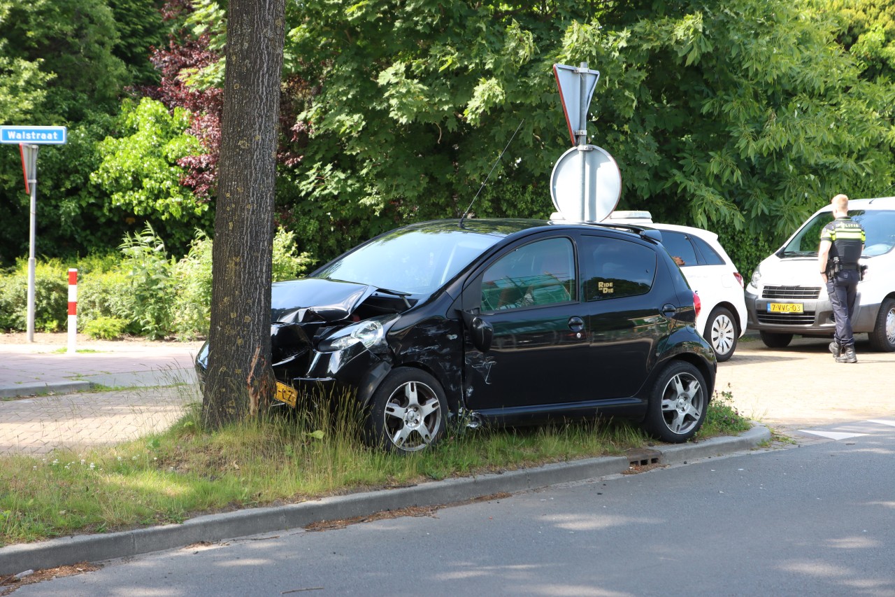 Auto eindigt tegen boom na botsing in Emmen