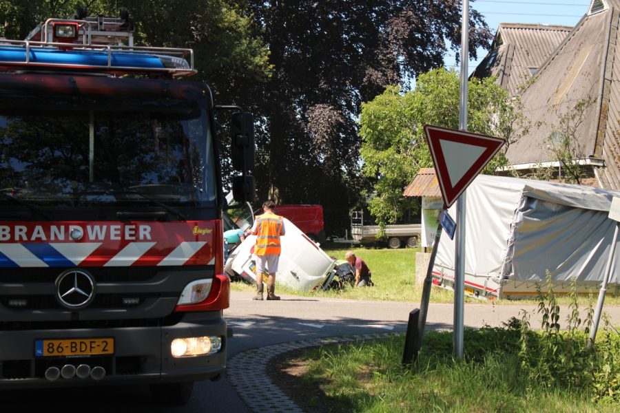Bestelbus in botsing met auto bij Pesse; traumahelikopter ingezet