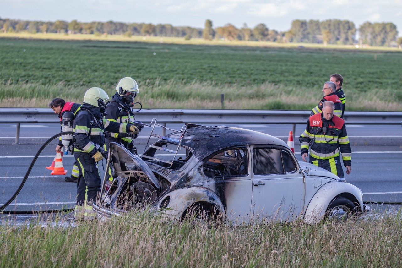 Klassieke Volkswagen gaat in vlammen op bij Oldeholtwolde