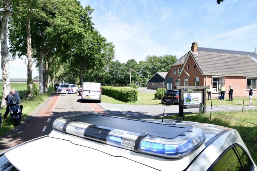 Auto komt tot stilstand in tuin na botsing in Opende