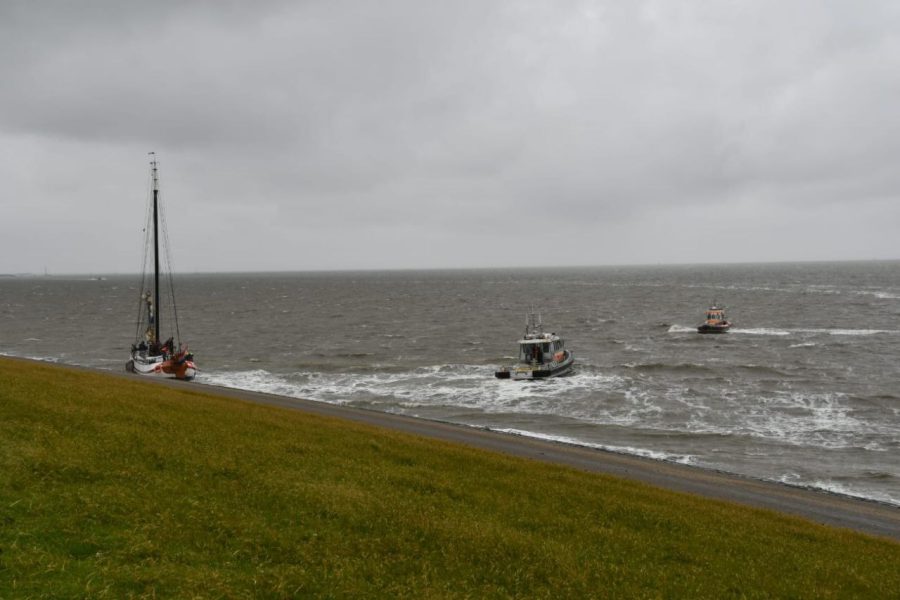 Charterschip ‘Pallieter’ beschadigd na botsing met walkant