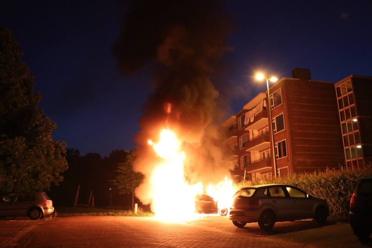Auto in lichterlaaie in Groningen: vermoedelijk brandstichting