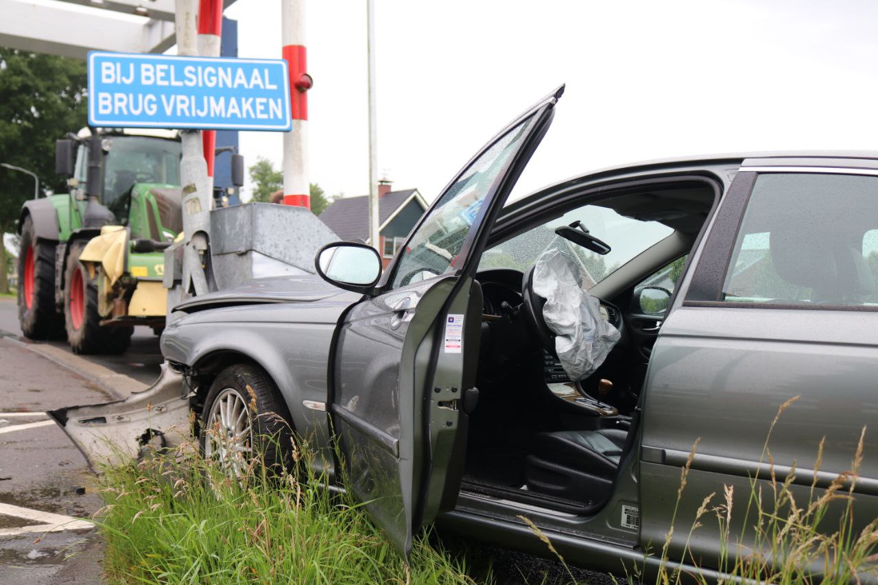 Auto botst op slagboom van brug in Winschoten