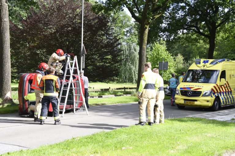 Automobiliste raakt vluchtheuvel en kantelt met auto in Glimmen