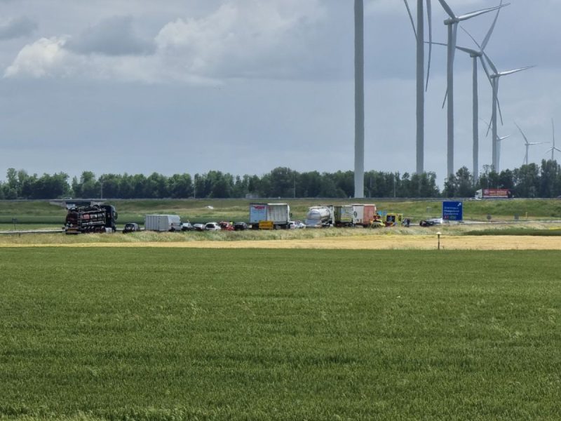 Twee auto’s in botsing op N33 bij Zuidbroek